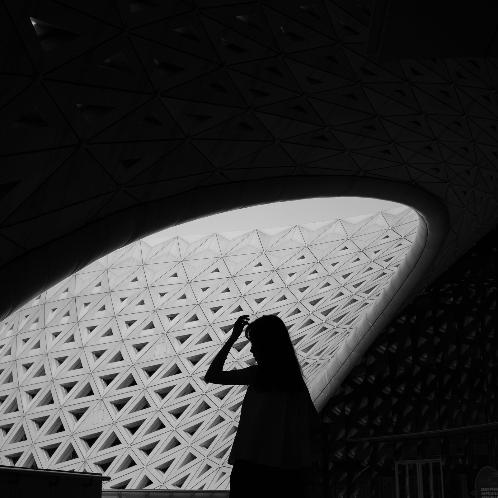 Femme debout posture affirmés devant une structure de batiments