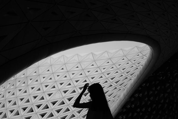 Femme debout posture affirmés devant une structure de batiments