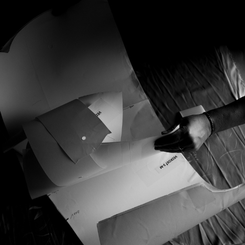 Création d'un patron de tailleurs, illustrant l’impact d’une coupe sur la présence et la crédibilité.