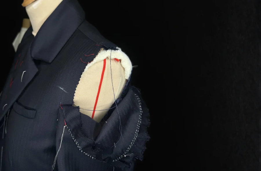 Tête de manche montée à la main, détail construction veste sur-mesure Maison Rollet