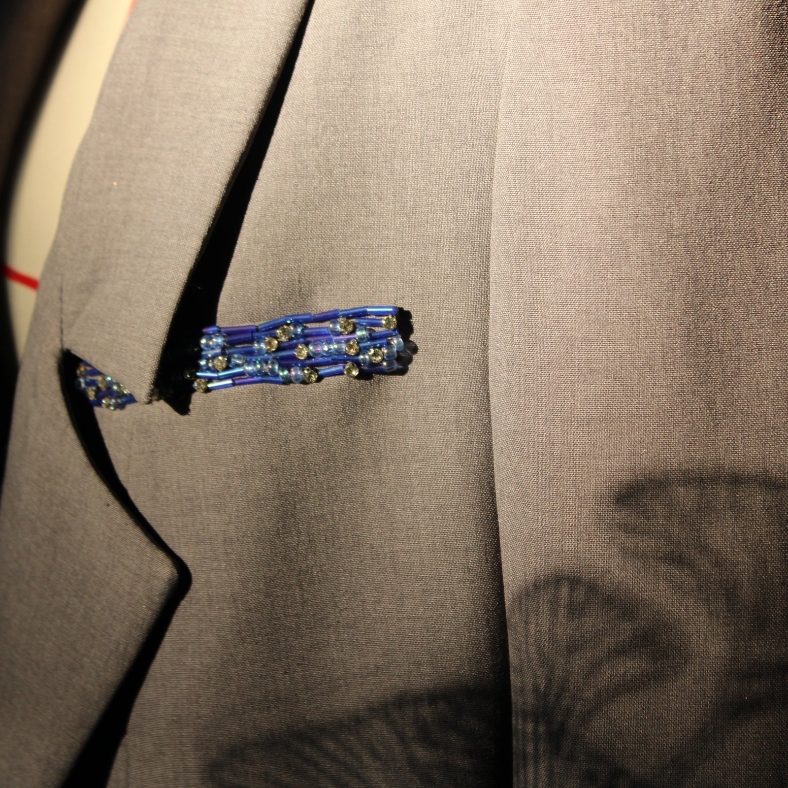 Photo d'un tailleur structurée en clair-obscur, illustrant la beauté et la force d'un tailleur.