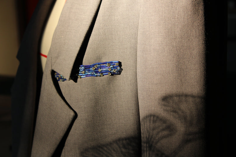 Photo d'un tailleur structurée en clair-obscur, illustrant la beauté et la force d'un tailleur.