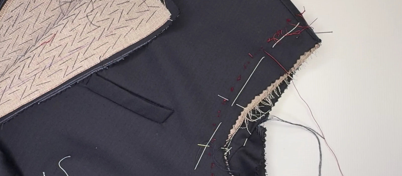 Le bâti : l’art invisible de la couture sur mesure