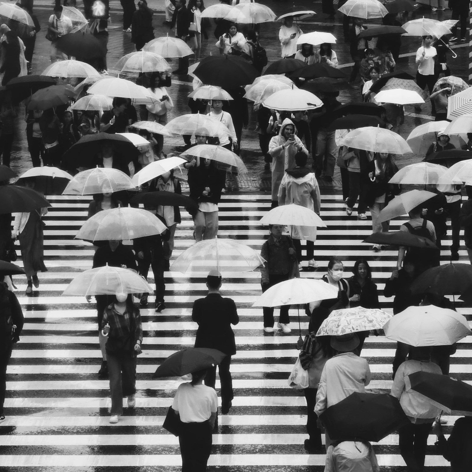 Foule qui traverse, symbolisant la 'race des rats', désir de s'échapper de ce schéma en se conformant à la discipline personnelle.