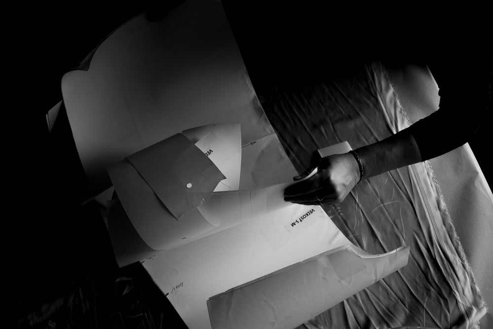 Confection main d'un tailleur Maison Rollet dans l'atelier de couture en Ardèche